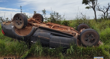 Condutora de automóvel invade contramão e provoca acidente na MG-188 em Coromandel Condutora de automóvel invade contramão e provoca acidente na MG-188 em Coromandel