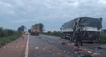 Mulher morre e três pessoas ficam feridas em acidente envolvendo duas carretas na BR-262