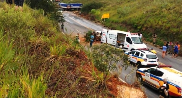 Duas pessoas ficaram feridas num grave acidente entre caminhão e carro na rodovia 146; em Serra do Salitre Duas pessoas ficaram feridas num grave acidente entre caminhão e carro na rodovia 146; em Serra do Salitre