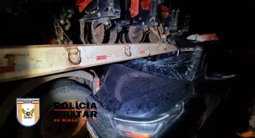 Strada bate na traseira de caminhão na MG-410, em Presidente Olegário