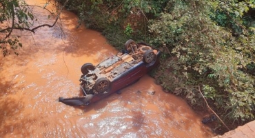 Tiros - Motorista perde controle direcional de automóvel, cai em córrego e morre preso às ferragens