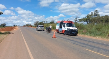 Carmo do Paranaíba – Motoqueiro é encaminhado para a UPA após colidir na traseira de automóvel na BR-354
