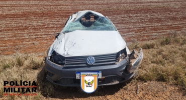 Presidente Olegário - Motorista fica ferido após perder controle direcional e capotar veículo na MG-410 Presidente Olegário - Motorista fica ferido após perder controle direcional e capotar veículo na MG-410