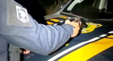 Passageiro de ônibus é preso pela PRF com arma e munições dentro de ônibus na BR-365 Passageiro de ônibus é preso pela PRF com arma e munições dentro de ônibus na BR-365