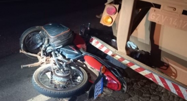 Motoqueiro de 56 anos morre após colidir em traseira de caminhão na MG-190 em Monte Carmelo