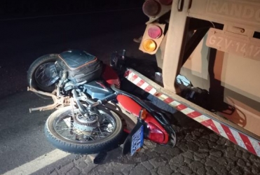 Motoqueiro de 56 anos morre após colidir em traseira de caminhão na MG-190 em Monte Carmelo