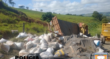 Motorista de caminhão e dois passageiros da cidade de Lagoa Formosa ficam feridos em acidente na LMG-743 Motorista de caminhão e dois passageiros da cidade de Lagoa Formosa ficam feridos em acidente na LMG-743