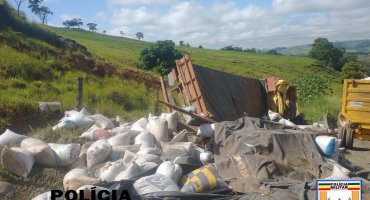 Motorista de caminhão e dois passageiros da cidade de Lagoa Formosa ficam feridos em acidente na LMG-743