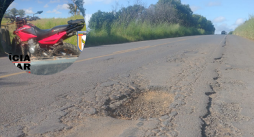 Presidente Olegário - Buraco na MGC-354 provoca acidente; condutor e passageiro ficam feridos Presidente Olegário - Buraco na MGC-354 provoca acidente; condutor e passageiro ficam feridos