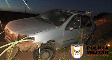 Motorista desvia de buraco e sai da pista na MG-235, em São Gotardo Motorista desvia de buraco e sai da pista na MG-235, em São Gotardo