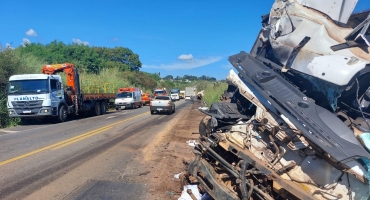 Cabine se solta e fica destruída após grave acidente entre dois caminhões na BR-365 Cabine se solta e fica destruída após grave acidente entre dois caminhões na BR-365