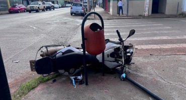Motoqueiro sofre fratura exposta após bater na lateral de carro em cruzamento no centro de Patos de Minas
