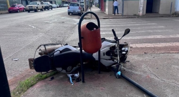 Motoqueiro sofre fratura exposta após bater na lateral de carro em cruzamento no centro de Patos de Minas Motoqueiro sofre fratura exposta após bater na lateral de carro em cruzamento no centro de Patos de Minas