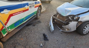 Condutora de 30 anos avança parada obrigatória e atinge viatura da Polícia Militar em Carmo do Paranaíba 