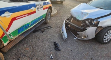 Condutora de 30 anos avança parada obrigatória e atinge viatura da Polícia Militar em Carmo do Paranaíba Condutora de 30 anos avança parada obrigatória e atinge viatura da Polícia Militar em Carmo do Paranaíba