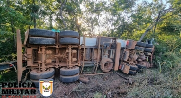 Motorista desvia de veículo na MG-410 e tomba carreta carregada com milho verde