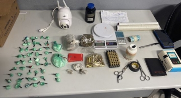 Patos de Minas - PM encontra drogas, munições e dinheiro em casa alugada por suposto traficante no bairro Ipanema Patos de Minas - PM encontra drogas, munições e dinheiro em casa alugada por suposto traficante no bairro Ipanema