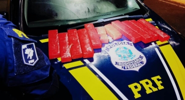 PRF de Patos de Minas prende casal que transportava 12 tabletes de maconha na BR-365 PRF de Patos de Minas prende casal que transportava 12 tabletes de maconha na BR-365