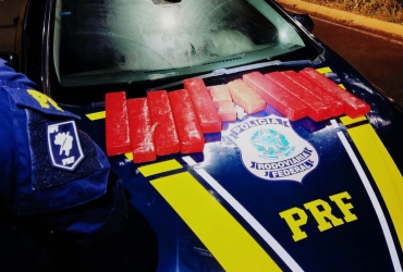 PRF de Patos de Minas prende casal que transportava 12 tabletes de maconha na BR-365