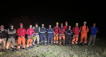 Homens caem em grota com mais de 50 metros de profundidade são resgatados pelo Corpo de Bombeiros Homens caem em grota com mais de 50 metros de profundidade são resgatados pelo Corpo de Bombeiros