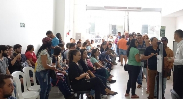 Eleitores fazem fila em frente ao cartório para regularizar situação eleitoral em Patos de Minas