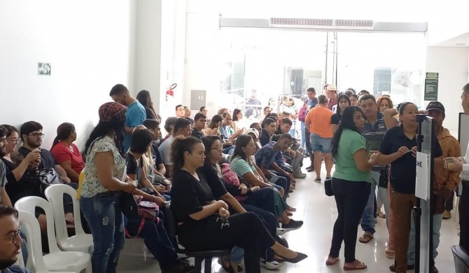 Eleitores fazem fila em frente ao cartório para regularizar situação eleitoral em Patos de Minas