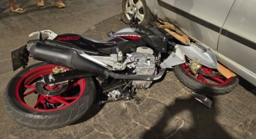 Patos de Minas - Motorista avança parada obrigatória e provoca acidente na Avenida Brasil Patos de Minas - Motorista avança parada obrigatória e provoca acidente na Avenida Brasil