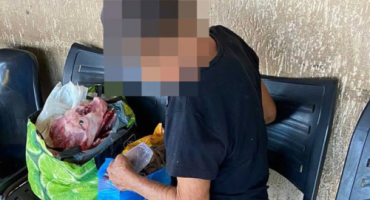 Idosa acusada de matar cachorros para comer a carne é levada até a UPA após suposta agressão no presídio Idosa acusada de matar cachorros para comer a carne é levada até a UPA após suposta agressão no presídio