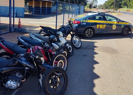 Patos de Minas - PRF localiza na BR--365 cinco motocicletas furtadas sendo transportadas em bagageiro de ônibus