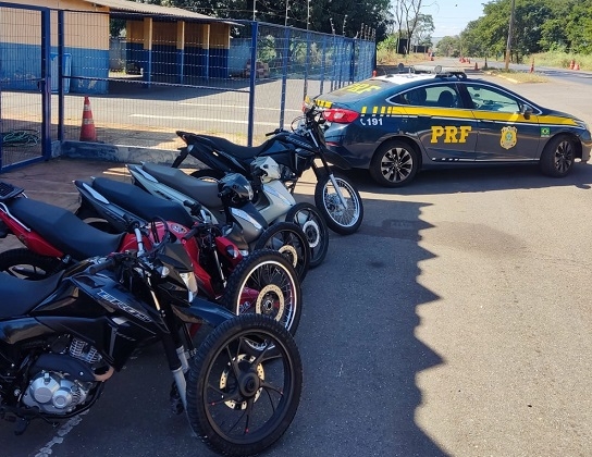 Patos de Minas - PRF localiza na BR--365 cinco motocicletas furtadas sendo transportadas em bagageiro de ônibus