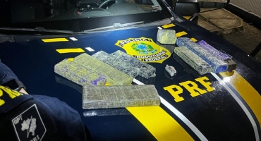PRF prende passageiro de ônibus na BR-365 por suspeita de tráfico de drogas; ele transportava 11 barras de maconha PRF prende passageiro de ônibus na BR-365 por suspeita de tráfico de drogas; ele transportava 11 barras de maconha