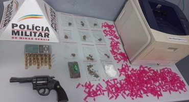 PM flagra funcionário de empresa recebendo drogas via correios em Patos de Minas PM flagra funcionário de empresa recebendo drogas via correios em Patos de Minas