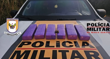 Guarda- mor - Jovem é preso com 6 barras de maconha dentro de veículo na MG-188 Guarda- mor - Jovem é preso com 6 barras de maconha dentro de veículo na MG-188