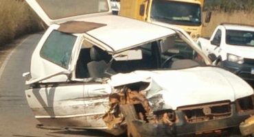 Presidente Olegário - Caminhão invade contramão, colide em carro e deixa uma pessoa ferida na MGC-354 Presidente Olegário - Caminhão invade contramão, colide em carro e deixa uma pessoa ferida na MGC-354