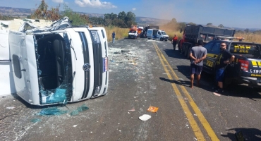Motorista fica gravemente ferido em acidente envolvendo carreta e caminhão na BR-365 Motorista fica gravemente ferido em acidente envolvendo carreta e caminhão na BR-365