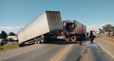 Acidente em frente ao Posto Patão na BR-365 envolvendo quatro veículos de carga deixa duas pessoas feridas Acidente em frente ao Posto Patão na BR-365 envolvendo quatro veículos de carga deixa duas pessoas feridas