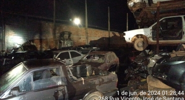 Patos de Minas- Incêndio em depósito de ferro-velho mobiliza Corpo de Bombeiros Patos de Minas- Incêndio em depósito de ferro-velho mobiliza Corpo de Bombeiros