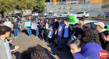 Manifestação de pais e alunos em Patos de Minas pede o fim da greve nos IFTMs Manifestação de pais e alunos em Patos de Minas pede o fim da greve nos IFTMs