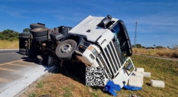 Cruzeiro da Fortaleza - Pneu estoura e provoca tombamento de carreta na BR-146; motorista foi detido por embriaguez Cruzeiro da Fortaleza - Pneu estoura e provoca tombamento de carreta na BR-146; motorista foi detido por embriaguez