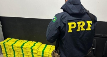 PRF prende motorista e apreende cerca de 256 quilos de maconha na BR-365 PRF prende motorista e apreende cerca de 256 quilos de maconha na BR-365