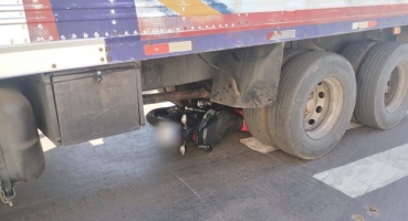 Adolescente de 16 anos que conduzia motocicleta morre ao bater na lateral de caminhão; em Patos de Minas Adolescente de 16 anos que conduzia motocicleta morre ao bater na lateral de caminhão; em Patos de Minas