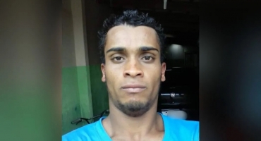 Motorista de automóvel atropela duas pessoas que trocavam pneu de carro na BR-365 e uma pessoa morre Motorista de automóvel atropela duas pessoas que trocavam pneu de carro na BR-365 e uma pessoa morre