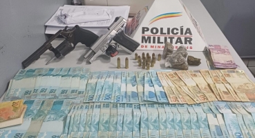 PM de Patos de Minas apreende armas, munições, drogas e dinheiro no bairro Alto da Serra PM de Patos de Minas apreende armas, munições, drogas e dinheiro no bairro Alto da Serra