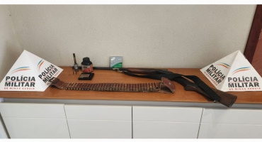 Carmo do Paranaíba – Homem de 45 anos é detido por porte ilegal de arma de fogo Carmo do Paranaíba – Homem de 45 anos é detido por porte ilegal de arma de fogo