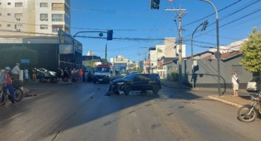 Motoqueiro fica ferido após avançar sinal vermelho e ser atingido por carro no centro de Patos de Minas Motoqueiro fica ferido após avançar sinal vermelho e ser atingido por carro no centro de Patos de Minas
