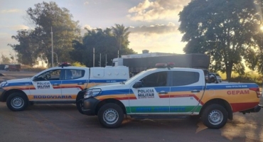 Patos de Minas - Mulher para veículo em Cia de Polícia e pede socorro após ser ameaçada de morte por companheira Patos de Minas - Mulher para veículo em Cia de Polícia e pede socorro após ser ameaçada de morte por companheira