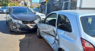 Mulher fica presa dentro de carro após colisão na cidade de Patos de Minas; Corpo de Bombeiros retirou a vítima do veículo Mulher fica presa dentro de carro após colisão na cidade de Patos de Minas; Corpo de Bombeiros retirou a vítima do veículo