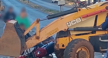 Acidente entre moto e máquina da prefeitura deixa uma pessoa ferida em Presidente Olegário Acidente entre moto e máquina da prefeitura deixa uma pessoa ferida em Presidente Olegário
