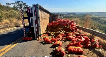 Serra do Salitre - Após falha mecânica, caminhão carregado de cebola tomba na MG-230 Serra do Salitre - Após falha mecânica, caminhão carregado de cebola tomba na MG-230