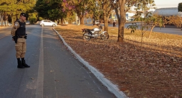 Motociclista é perseguido e alvejado por atiradores; na Avenida JK em Patos de Minas Motociclista é perseguido e alvejado por atiradores; na Avenida JK em Patos de Minas